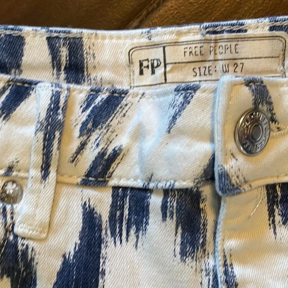 Free People Ikat Print Straight Leg Jeans Blue White Frayed Hem Size 27 OB836848